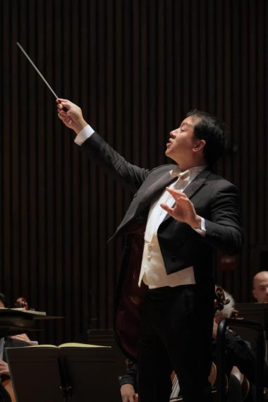 Ming Lung conducting the Berkeley Community Chorus and Orchestra