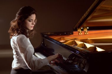 Zlata Chochieva returns to the Steinway Society - The Bay Area stage on Saturday, March 29 at 7:30 pm at the Visual and Performing Arts Center at De Anza College in Cupertino. Photo courtesy of the artist.