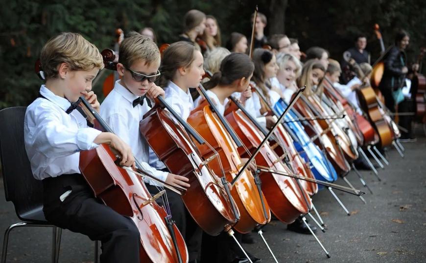 Young cellists
