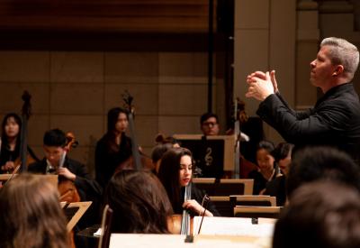 Edwin Outwater conducting the SFCM orchestra