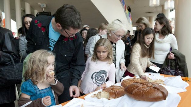 Young concertgoers enjoy Pan de Muerto, bread for the dead, a traditional treat of sweet roll (Photo by Stefan Cohen)