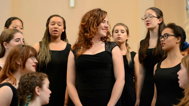 Molly Quinn of the early music ensemble group TENET with the San Francisco Girls Chorus (Photo by Dana Davis)