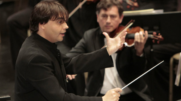 Jordi Bernàcer, shown conducting the LA Opera Orchestra in a zarzuela program (Photo by Robert Millard, courtesy of Los Angeles Opera)